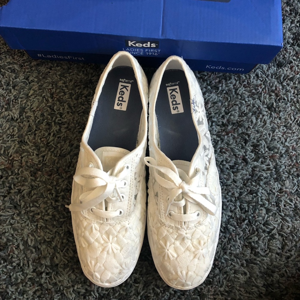 Keds triple floral embroidery size 8 shoes.